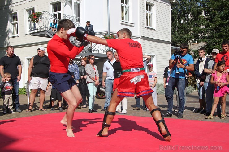 Ielas sporta cīņas sportisti 25.08.2013 mērojas spēkiem viesnīcas NB Hotel teritorijā. Foto sponsors: www.nb.lv 104170