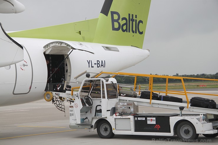 airBaltic lidmašīna lidojumam Rīga - Diseldorfa ir gatava. Foto sponsors: www.airBaltic.lv 104422