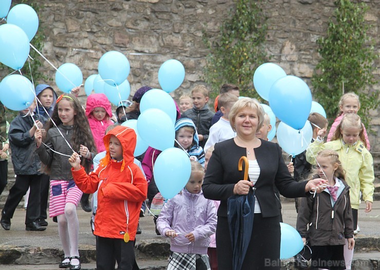 Ikšķiles vidusskolā ienāk 1. septembra svētki. Foto sponsors: www.LatvijasCentrs.lv 104572