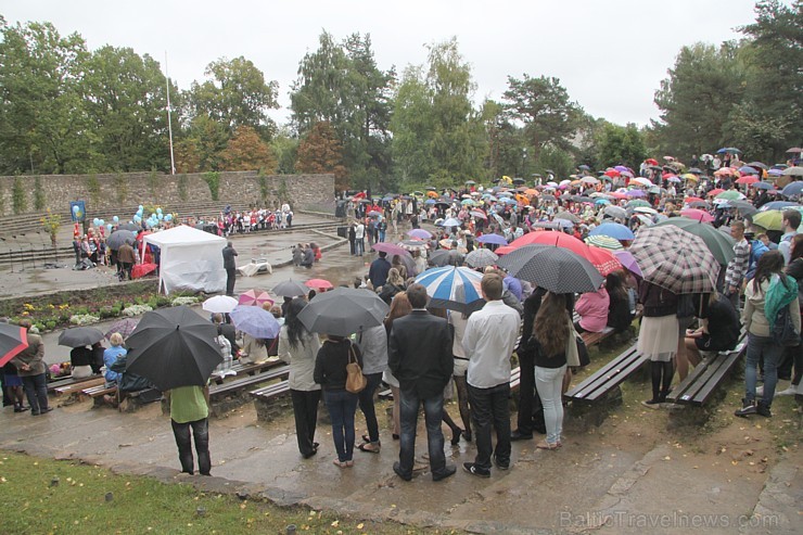 Ikšķiles vidusskolā ienāk 1. septembra svētki. Foto sponsors: www.LatvijasCentrs.lv 104574