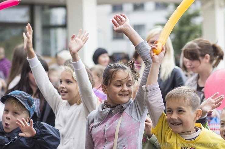 Tirdzniecības centrā Dole notikušas Lielās skolas dienas svinības 104661