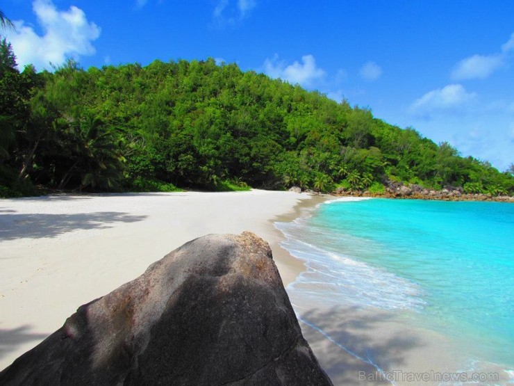 Anse Georgette - vēl viena Praslin salas pludmale ar baltām smiltīm un tirkīzzilu ūdeni. 104706