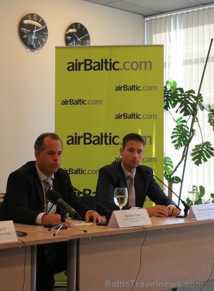 No kreisās: airBaltic izpilddirektors Martins Gauss, airBaltic operāciju vadības direktors Martins Sedlackis 104803