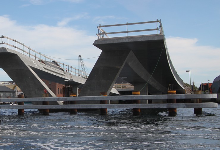 Kopenhāgenas centrā tika uzsākta gājēju tilta būvniecība, taču to drīz vien pārtrauca, jo kreisais un labais tilts, lai sievienotos, atšķīrās pēc augs 105732