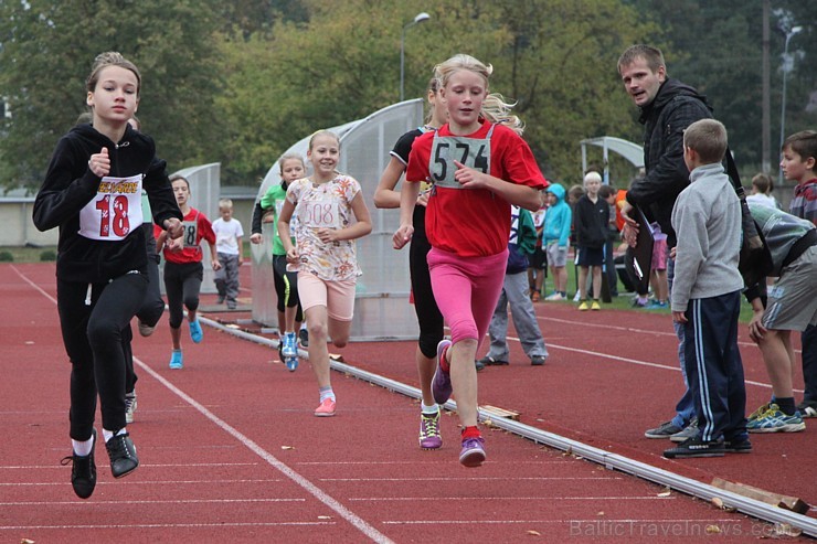 Ogres novada jaunie vieglatlēti sacenšas par sportiskāko skolu. Foto sponsors: www.latvijascentrs.lv 106060