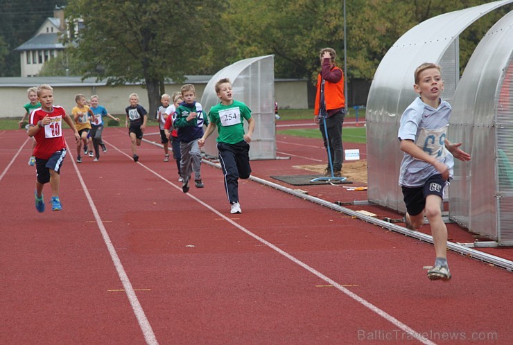 Ogres novada jaunie vieglatlēti sacenšas par sportiskāko skolu. Foto sponsors: www.latvijascentrs.lv 106063