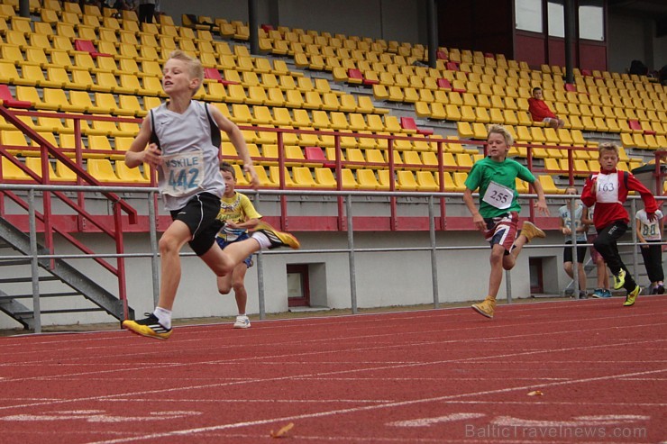 Ogres novada jaunie vieglatlēti sacenšas par sportiskāko skolu. Foto sponsors: www.latvijascentrs.lv 106064