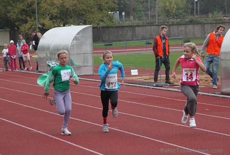 Ogres novada jaunie vieglatlēti sacenšas par sportiskāko skolu. Foto sponsors: www.latvijascentrs.lv 106065