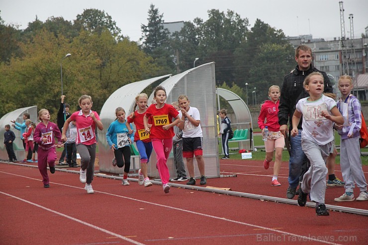 Ogres novada jaunie vieglatlēti sacenšas par sportiskāko skolu. Foto sponsors: www.latvijascentrs.lv 106066