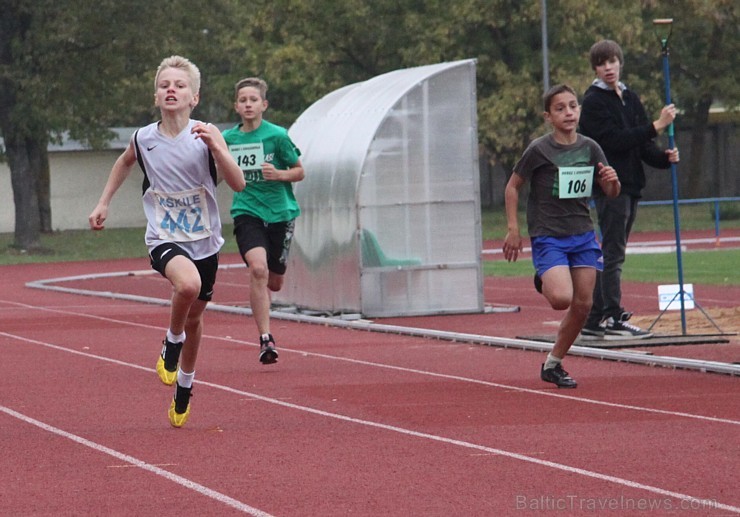 Ogres novada jaunie vieglatlēti sacenšas par sportiskāko skolu. Foto sponsors: www.latvijascentrs.lv 106067