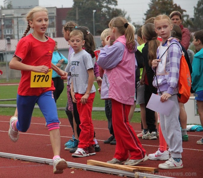 Ogres novada jaunie vieglatlēti sacenšas par sportiskāko skolu. Foto sponsors: www.latvijascentrs.lv 106070