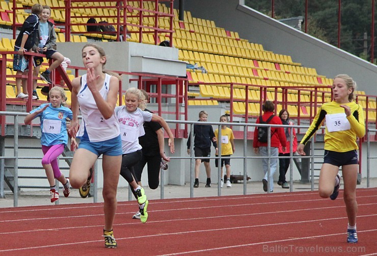 Ogres NSC atklātās sacensības vieglatlētikā «Iesildamies rudenim» D grupai, kurās 20.09.2013 ņēma dalību vairāku Latvijas novadu jaunie sportisti 106214