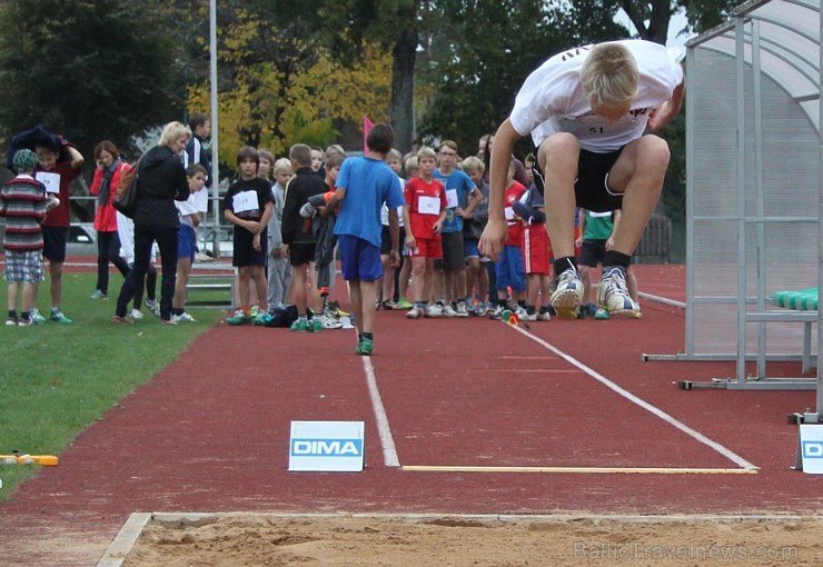 Ogres NSC atklātās sacensības vieglatlētikā «Iesildamies rudenim» D grupai, kurās 20.09.2013 ņēma dalību vairāku Latvijas novadu jaunie sportisti 106221