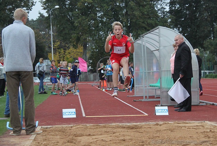 Ogres NSC atklātās sacensības vieglatlētikā «Iesildamies rudenim» D grupai, kurās 20.09.2013 ņēma dalību vairāku Latvijas novadu jaunie sportisti 106223