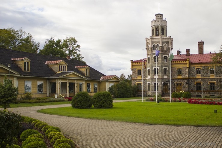 Siguldas Jaunā pils būvēta kā muižas īpašnieku Kropotkinu dzīvojamā māja laikā no 1878. līdz 1881. gadam kādas senākas mūra ēkas vietā 106432