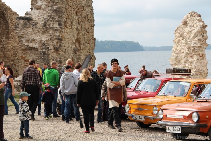 Kokneses pilsdrupās un Likteņdārzā 21.09., pateicoties Kokneses Jauniešu biedrības iniciatīvai, bija iespēja apskatīt retro automobiļus ZAZ. Parādi ar 106532