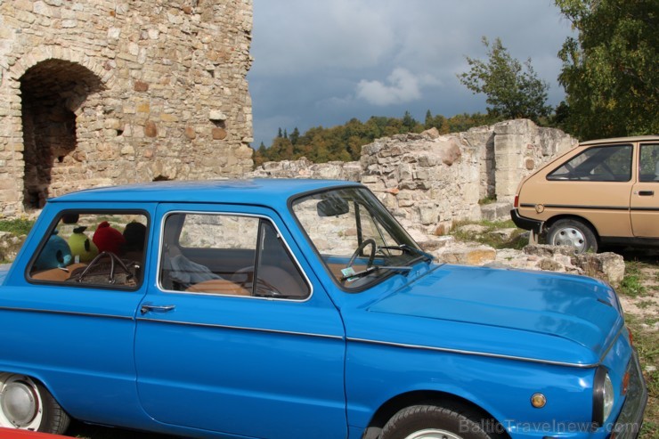 Kokneses pilsdrupās un Likteņdārzā 21.09., pateicoties Kokneses Jauniešu biedrības iniciatīvai, bija iespēja apskatīt retro automobiļus ZAZ. Parādi ar 106535