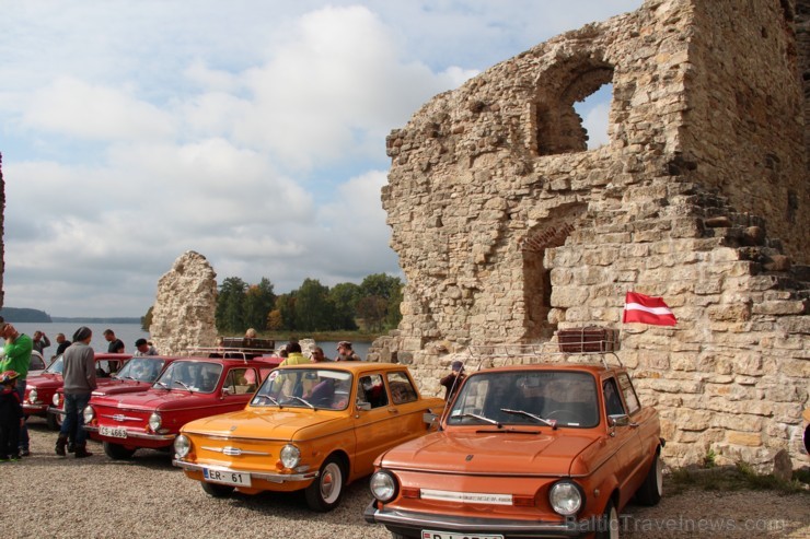 Kokneses pilsdrupās un Likteņdārzā 21.09., pateicoties Kokneses Jauniešu biedrības iniciatīvai, bija iespēja apskatīt retro automobiļus ZAZ. Parādi ar 106536