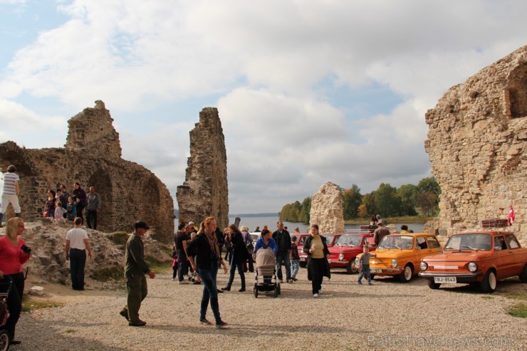 Kokneses pilsdrupās un Likteņdārzā 21.09., pateicoties Kokneses Jauniešu biedrības iniciatīvai, bija iespēja apskatīt retro automobiļus ZAZ. Parādi ar 106540