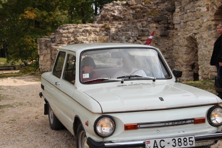 Kokneses pilsdrupās un Likteņdārzā 21.09., pateicoties Kokneses Jauniešu biedrības iniciatīvai, bija iespēja apskatīt retro automobiļus ZAZ. Parādi ar 106542