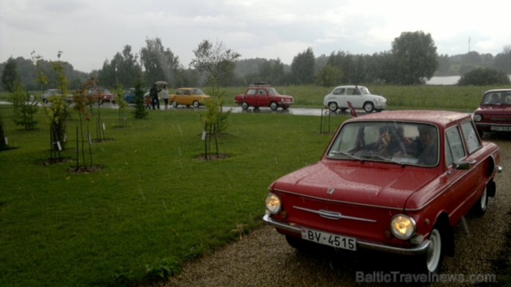 Kokneses pilsdrupās un Likteņdārzā 21.09., pateicoties Kokneses Jauniešu biedrības iniciatīvai, bija iespēja apskatīt retro automobiļus ZAZ. Parādi ar 106545