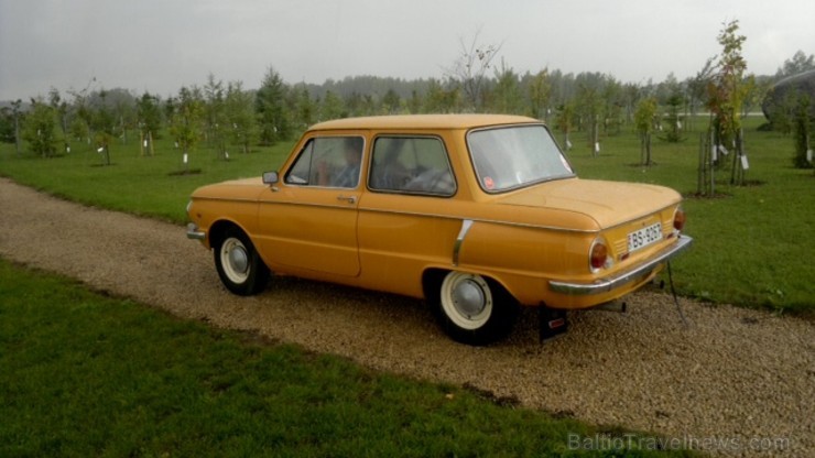 Kokneses pilsdrupās un Likteņdārzā 21.09., pateicoties Kokneses Jauniešu biedrības iniciatīvai, bija iespēja apskatīt retro automobiļus ZAZ. Parādi ar 106546