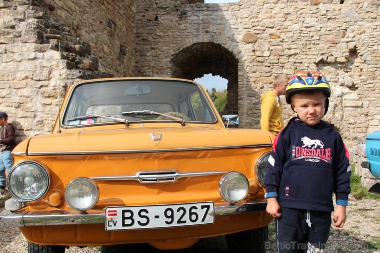 Kokneses pilsdrupās un Likteņdārzā 21.09., pateicoties Kokneses Jauniešu biedrības iniciatīvai, bija iespēja apskatīt retro automobiļus ZAZ. Parādi ar 106548