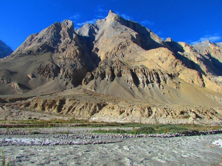 Drīz vien apkārtne ieguva tipisko Karakoruma kalnu aplēses - sausi, stāvi un izroboti, brūnganā akmens kalni, kas vietām atseguši dažādas kalna nokrās 106589