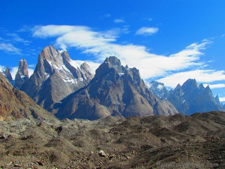 ...bet Baltoro šķērsošanas brīdī vislabākie skati atklājas ar ikonisko Trango Towers kalnu sistēmu, kurai nav līdzīgu uz planētas. Tajā ietilpst vairā 106686