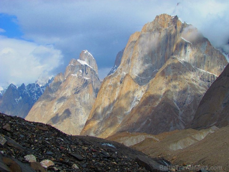 Skats atpakaļ no Goto II uz Katedrāli, Trango Towers, Paiju un Biafo grēdām 106737