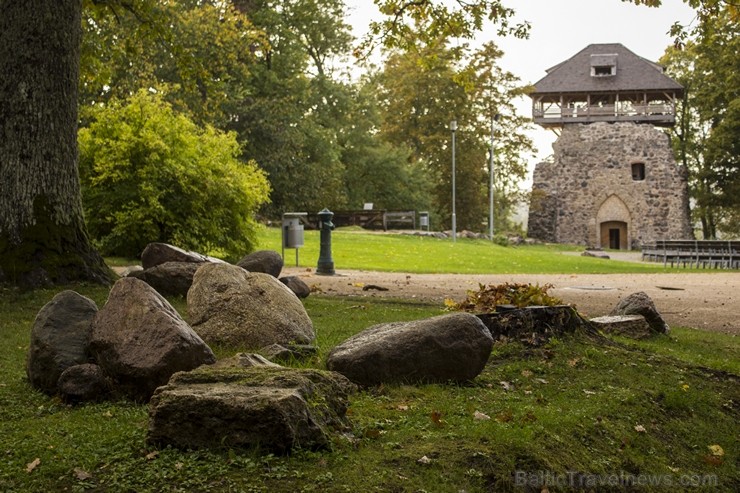 Livonijas ordeņa Siguldas pils celta 1207.gadā Zobenbrāļu ordeņa mestra Venno laikā kā „castellum” tipa cietoksnis, vēlāk pārbūvēta par konventa tipa  107059