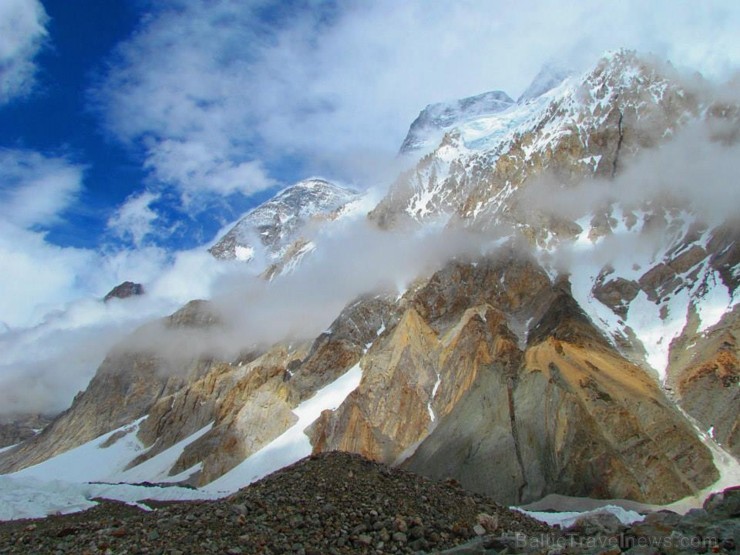 Broad Peak dūmakas un mākoņu ieskauts – viens no 14 planētas astoņtūkstošniekiem 107089