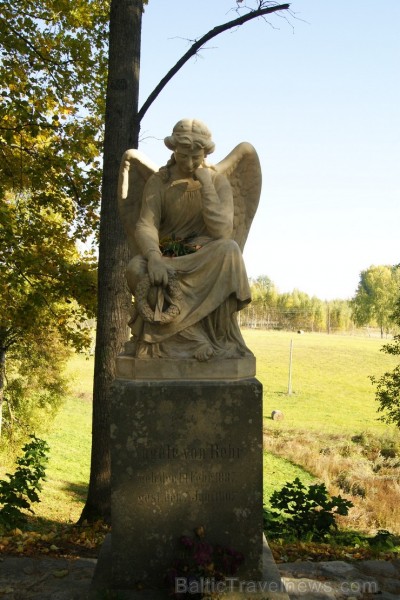 Angele fon Bēra - Vārnavas muižkunga meita, kura 1907. gadā nelaimīgas mīlestības dēļ izdarīja pašnāvību. Tā kā nebija mirusi dabīgā nāvē, viņu apglab 107175