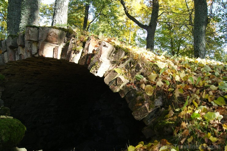 Sunākstes vecie kapi glabā daudzus dzīvesstāstus, tai skaitā Vārnavas muižas īpašnieka meitas un Vecā Stendera 107194