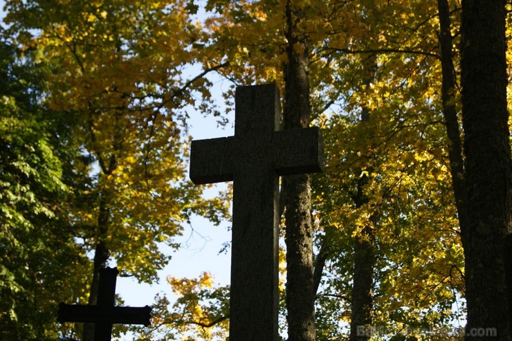 Sunākstes vecie kapi glabā daudzus dzīvesstāstus, tai skaitā Vārnavas muižas īpašnieka meitas un Vecā Stendera 107201