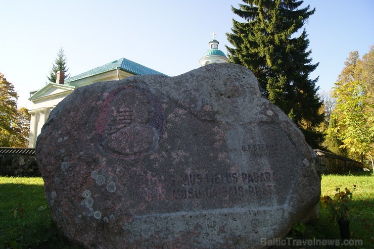 Pie baznīcas 1889. gadā atklāts piemiņas akmens Vecajam Stenderam. Akmenī iecirstais uzraksts ir no Augstās gudrības grāmatas- Kas visus mūs lielus pa 107216