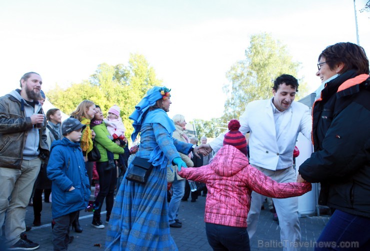 Jūrmalā sestdien, 05.10.2013, ar plašu kultūras pasākumu programmu Majoru stāvlaukumā un Horna dārzā – koncertiem uz divām skatuvēm un bagātīgu rudens 107232