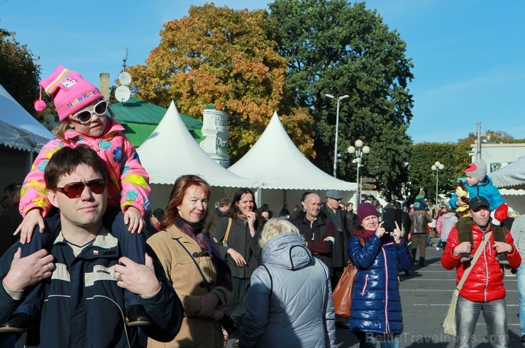 Jūrmalā sestdien, 05.10.2013, ar plašu kultūras pasākumu programmu Majoru stāvlaukumā un Horna dārzā – koncertiem uz divām skatuvēm un bagātīgu rudens 107238