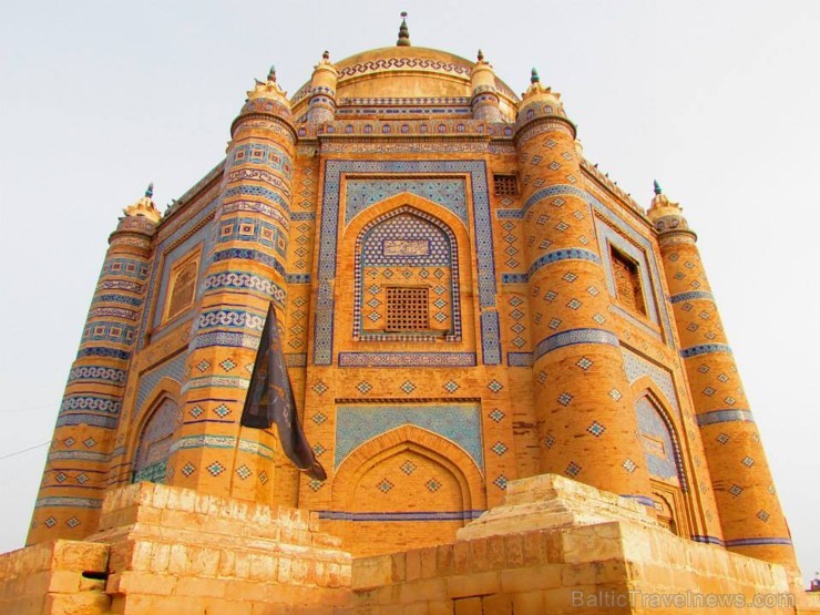 14. gs. celtais Sultāna Akbara mauzolejs Multanā. Gan Multana, gan Učšarifa 12.-18.gs. kļuva par nozīmīgiem islāma kultūras un reliģijas centriem pasa 107428