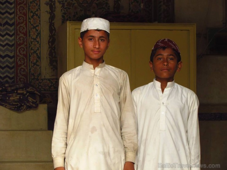 Divi mācekļi Multanas Eidgah mošejā. Vairāk par ceļojumu - www.impro.lv 107430