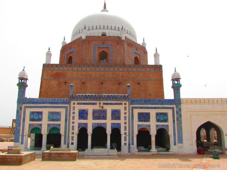 Sheikh Zakariya mauzolejs ir celts 13. gs., Zakarija pirmais aizsāka Sūfisma popularizēšanu Multanā, ko turpināja viņa dēls un pilsētas aizstāvis Shah 107431