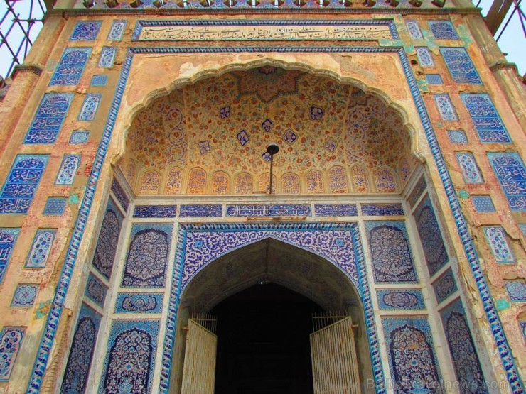 Samarkandai un Bukharai līdzīgais stils, kur senās ķieģeļu ēkas tiek izdekorētas ar zilām, rotājumiem bagātām flīzēm, ir raksturīgas gan Multanas liel 107432