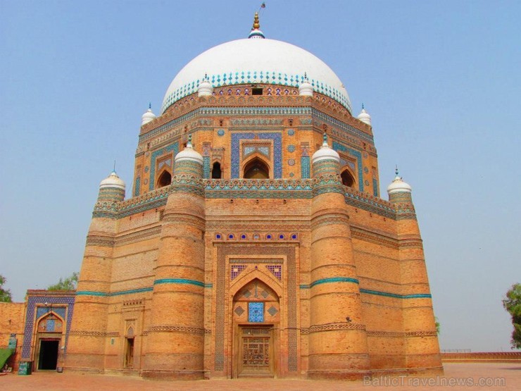 ...gan daudzajiem sufisma svēto mauzolejiem. Vairāk par ceļojumu - www.impro.lv 107433