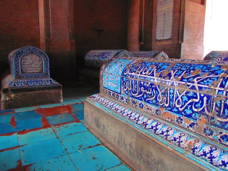 Flīzēm klātās kapavietas Sheikh Zakariya mauzolejā. Vairāk par ceļojumu - www.impro.lv 107440