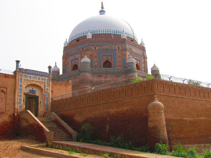 Savulaik Multanas forts izstaroja varenumu un bija viena no varenākajām nocietinājuma celtnēm reģionā. Tam bija 21 m augsti mūri un 46 bastioni. Pēc b 107441