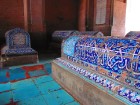 Flīzēm klātās kapavietas Sheikh Zakariya mauzolejā. Vairāk par ceļojumu - www.impro.lv 15