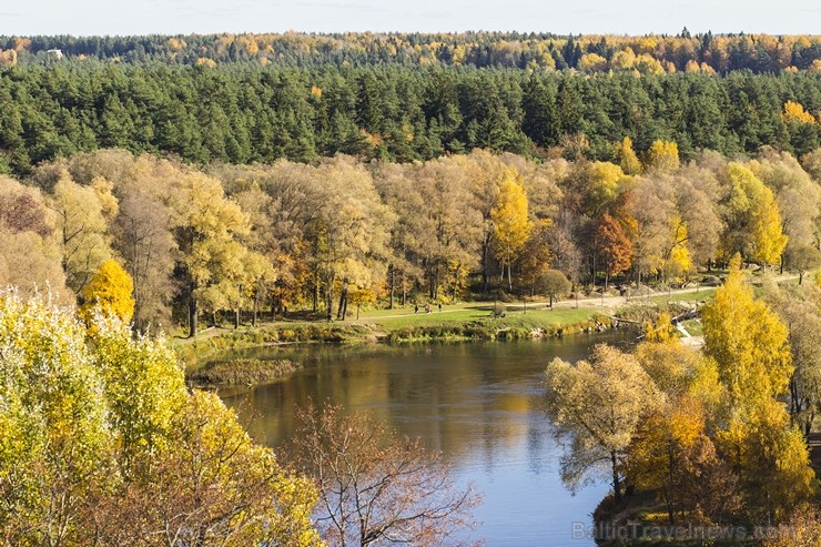 Svētā Sīmaņa baznīca ir lieliska platforma zelta rudens baudīšanai Valmierā 107656