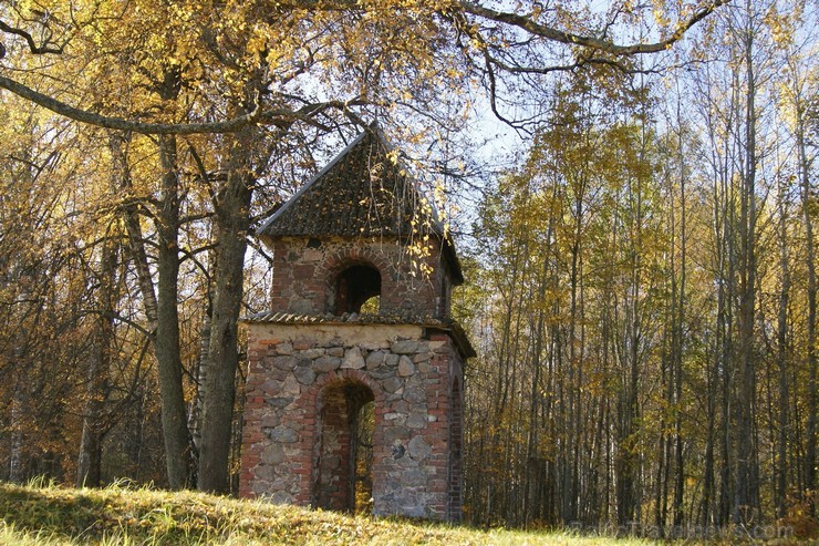 Kankaļu Svētā Jāņa Kristītāja Romas katoļu baznīca ir  Eiropas nozīmes koka arhitektūras piemineklis. Tā atrodas Neretas novada Mazzalves pagastā 107713