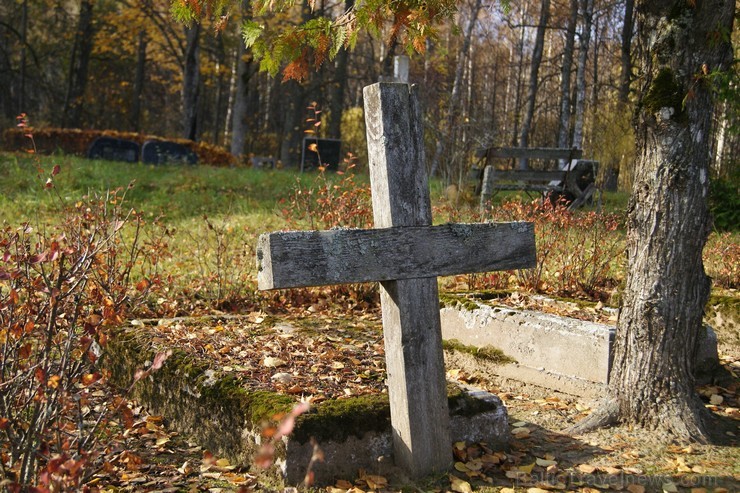 Kankaļu Svētā Jāņa Kristītāja Romas katoļu baznīca ir  Eiropas nozīmes koka arhitektūras piemineklis. Tā atrodas Neretas novada Mazzalves pagastā 107731