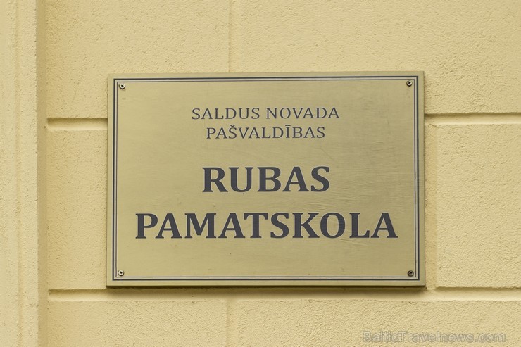 Rubas pamatskolēni savu ikdienu pavada Reņģes muižā 107746